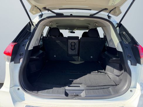 Used 2017 Nissan Rogue SV w/ Midnight Edition Package image 15