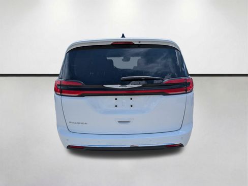 Used 2024 Chrysler Pacifica Touring-L FWD image 5