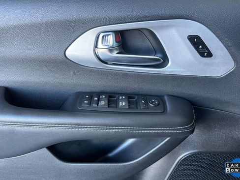 Used 2025 Chrysler Pacifica Limited image 15