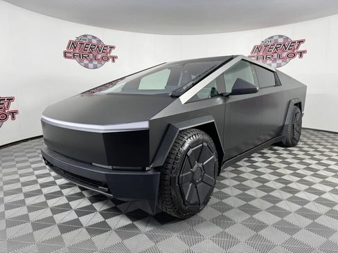 Used 2025 Tesla Cybertruck AWD Crew Cab image 3