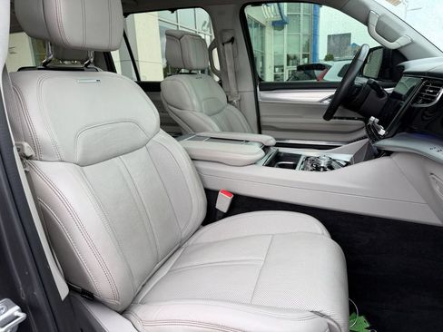 Used 2022 Jeep Grand Wagoneer Series I AWD/4WD image 11