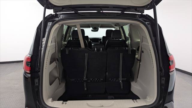 Used 2023 Chrysler Pacifica Touring-L FWD image 18