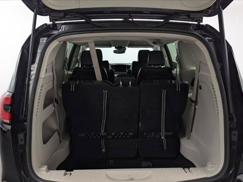 Used 2023 Chrysler Pacifica Touring-L FWD image 18