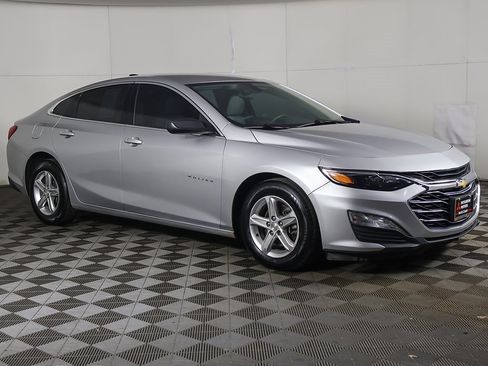 Used 2020 Chevrolet Malibu LS image 2