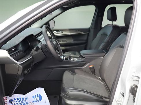 New 2026 Jeep Grand Cherokee Laredo image 16