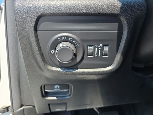Used 2023 Jeep Grand Cherokee Laredo AWD/4WD image 23