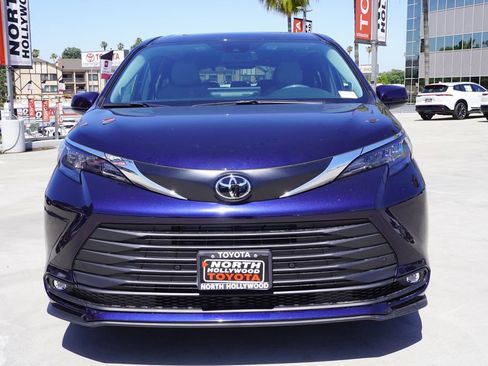 New 2026 Toyota Sienna XLE FWD image 2