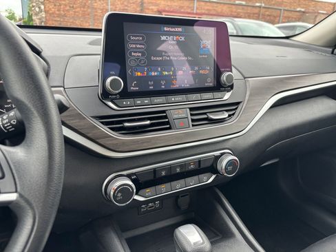Used 2025 Nissan Altima 2.5 SV FWD image 17