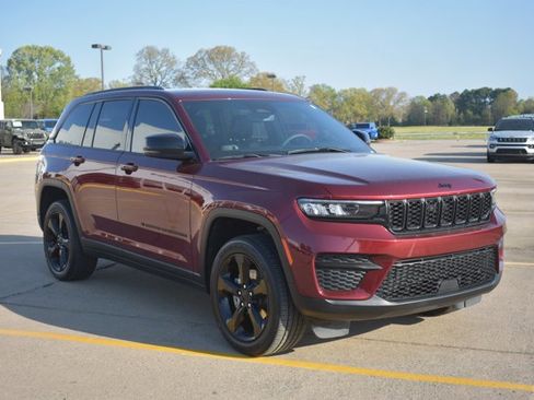 Used 2023 Jeep Grand Cherokee Altitude AWD/4WD image 3