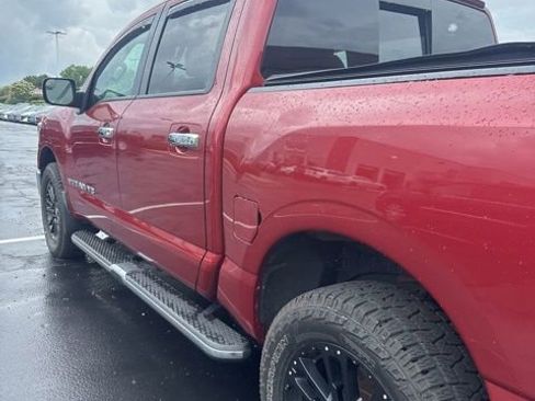 Used 2018 Nissan Titan SL AWD/4WD image 3