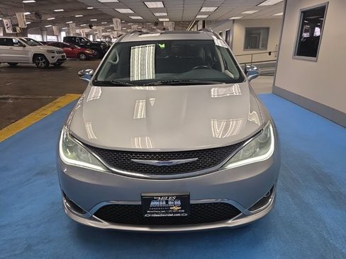 Used 2020 Chrysler Pacifica Limited FWD image 18