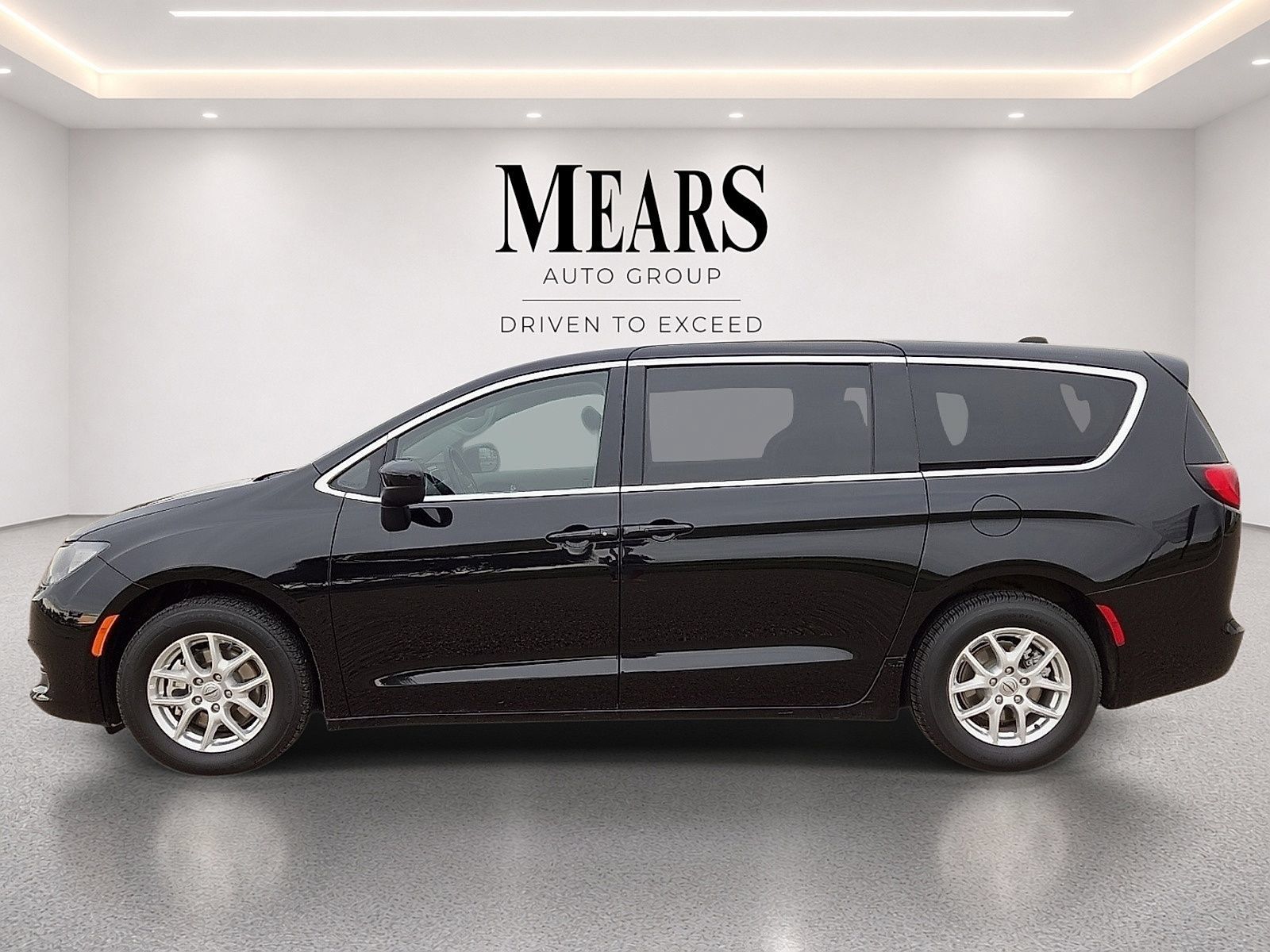 Used 2024 Chrysler Voyager LX FWD image 2