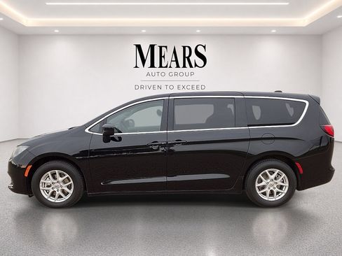 Used 2024 Chrysler Voyager LX FWD image 2