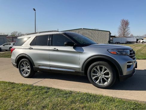 Used 2020 Ford Explorer XLT w/ Equipment Group 202A image 2