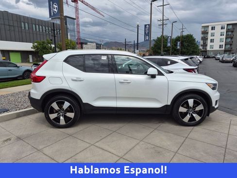 Used 2022 Volvo XC40 T5 Momentum AWD/4WD image 2