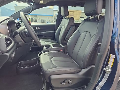 New 2025 Chrysler Pacifica Select image 19