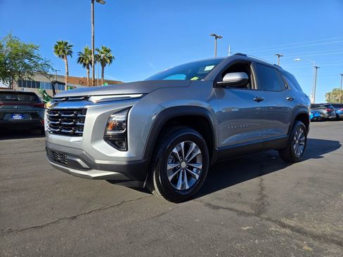 Used 2025 Chevrolet Equinox LT w/ Convenience Package II FWD image 2
