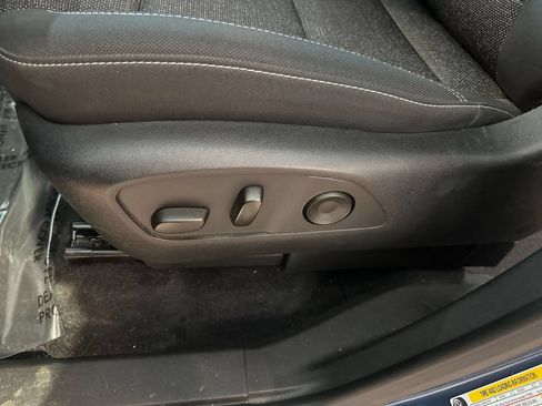 Used 2025 Chevrolet Traverse LT FWD image 23