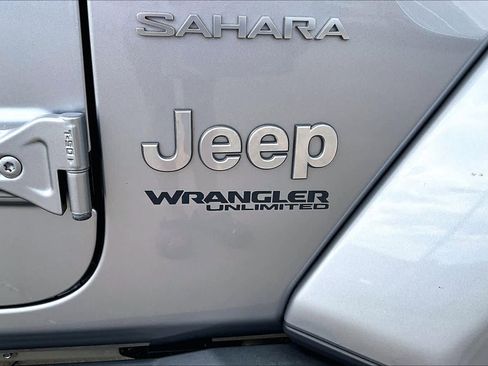 Used 2020 Jeep Wrangler Unlimited Sahara AWD/4WD image 9