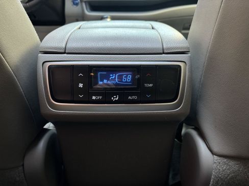 Used 2019 Toyota Highlander XLE AWD/4WD image 23
