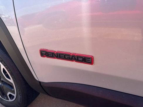 Used 2015 Jeep Renegade Trailhawk w/ Premium Leather Group AWD/4WD image 9
