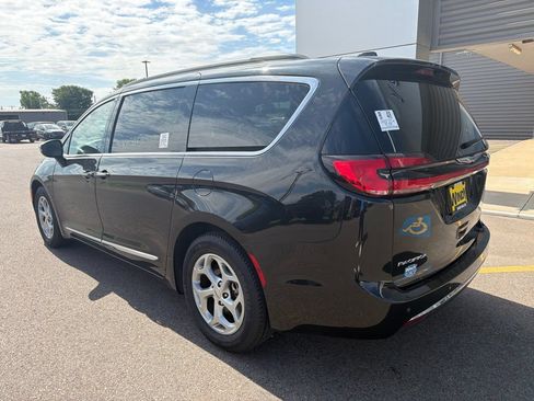 Used 2023 Chrysler Pacifica Limited FWD image 8