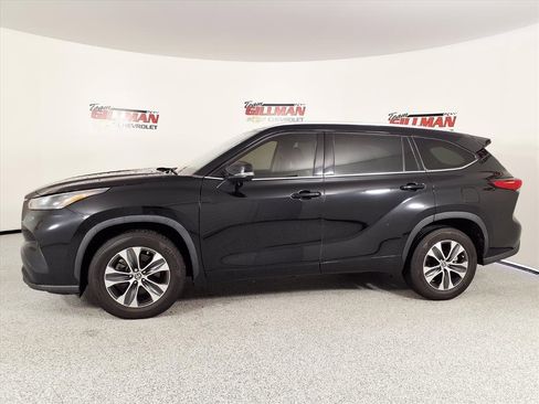 Used 2022 Toyota Highlander XLE image 3