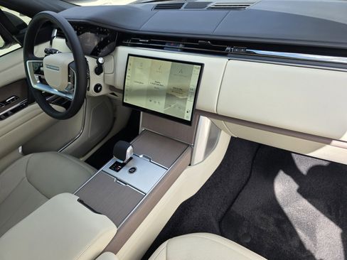 Certified 2025 Land Rover Range Rover SE image 26