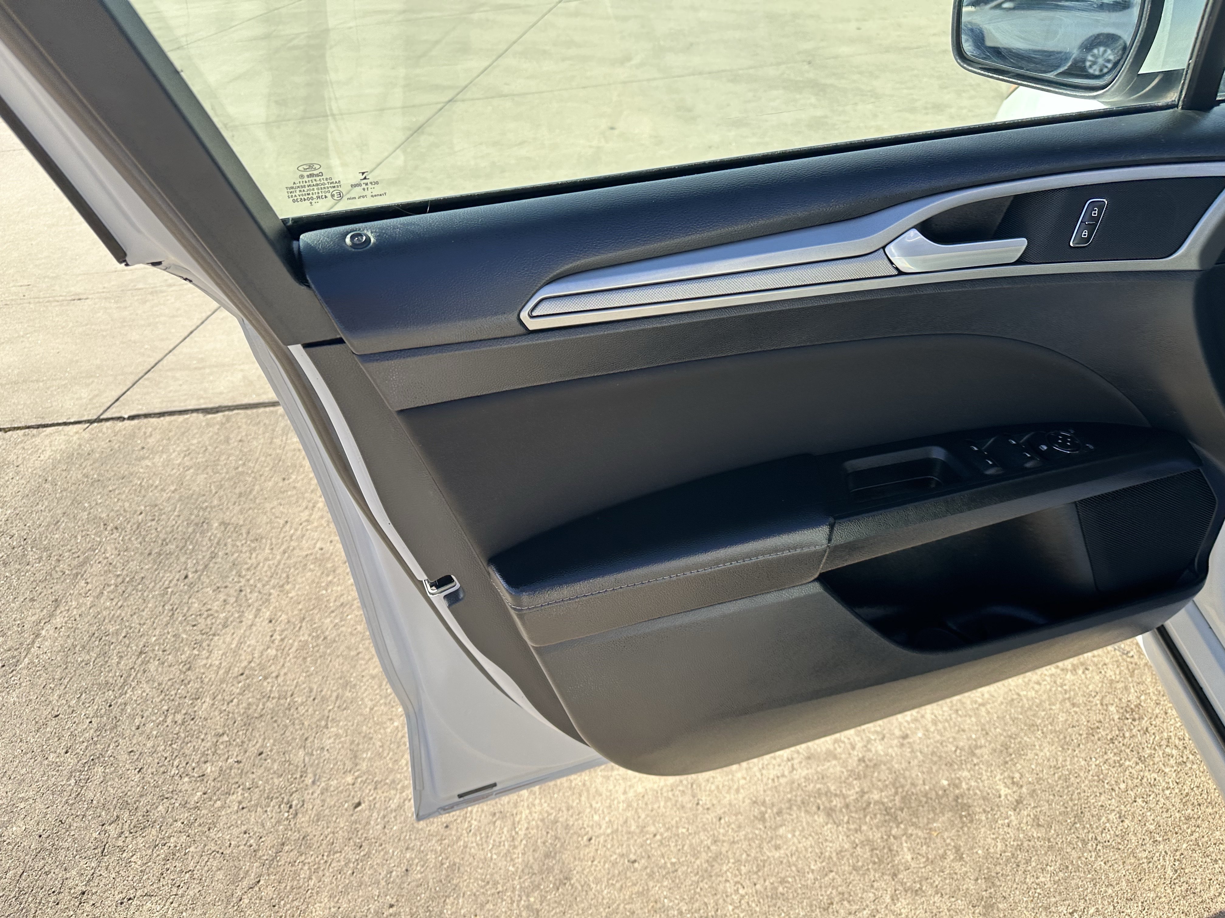 Used 2019 Ford Fusion SE FWD image 11