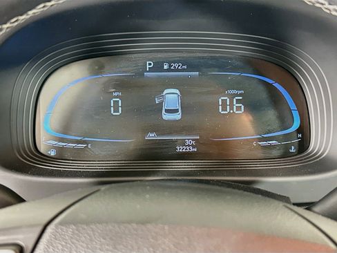 Used 2025 Hyundai Venue SEL FWD image 17