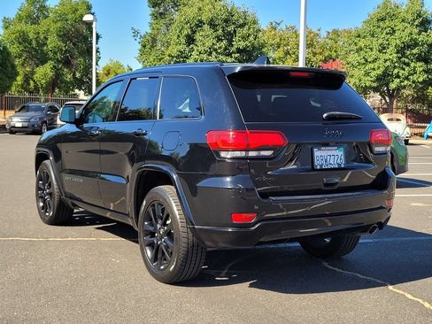 Used 2018 Jeep Grand Cherokee Altitude AWD/4WD image 8