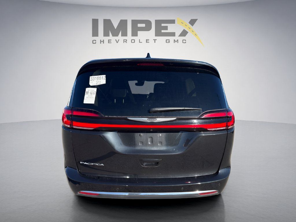 Used 2023 Chrysler Pacifica Touring-L FWD image 4