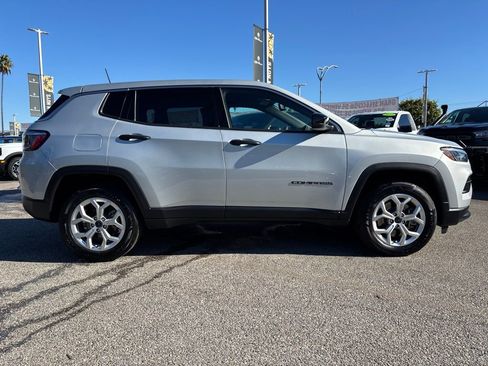 Used 2025 Jeep Compass Sport image 3