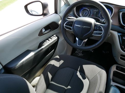 Used 2024 Chrysler Voyager LX FWD image 9