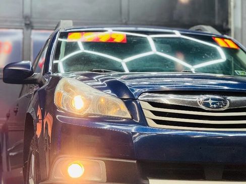 Used 2011 Subaru Outback 2.5i Limited image 3