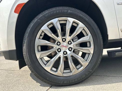 Used 2022 GMC Yukon Denali w/ Denali Premium Package image 11