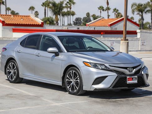 Used 2019 Toyota Camry SE FWD image 4