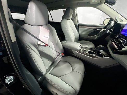 New 2026 Toyota Highlander Platinum image 31
