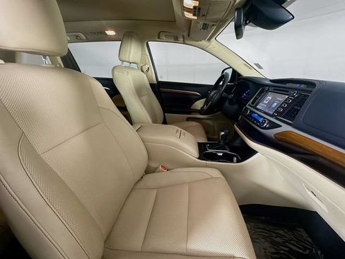 Used 2019 Toyota Highlander Limited Platinum FWD image 28