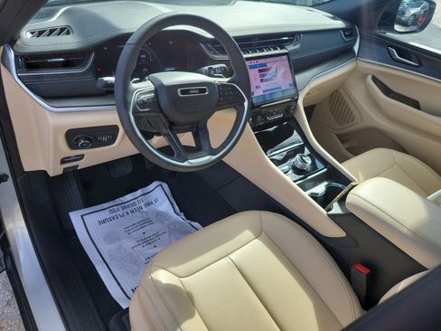 Used 2025 Jeep Grand Cherokee L Limited image 13