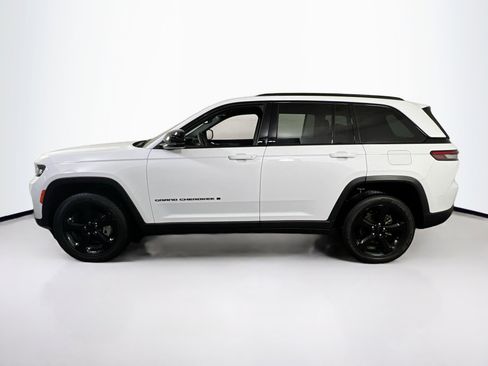 Used 2023 Jeep Grand Cherokee Altitude image 8