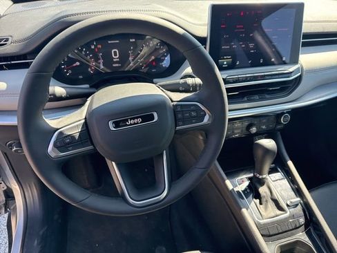 Used 2025 Jeep Compass Limited image 10