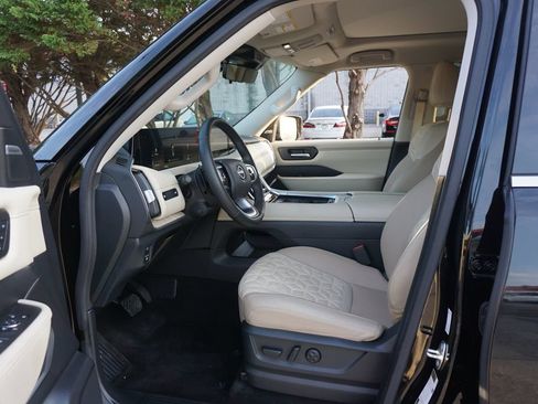 Used 2025 Nissan Armada Platinum RWD image 2
