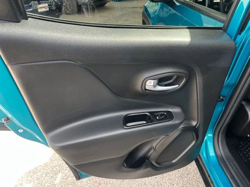 Used 2022 Jeep Renegade Latitude AWD/4WD image 10