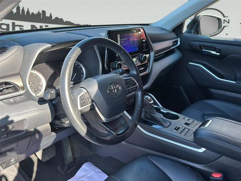 Used 2023 Toyota Highlander XLE AWD/4WD image 13