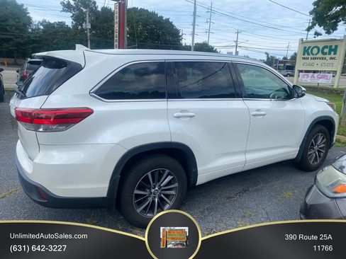 Used 2017 Toyota Highlander XLE AWD/4WD image 4