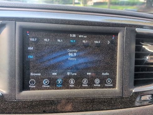Used 2021 Chrysler Voyager L FWD image 10