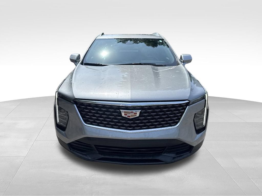 Used 2024 Cadillac XT4 Luxury w/ Cold Weather Package FWD image 2