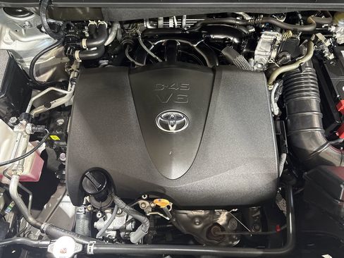 Used 2022 Toyota Highlander XLE AWD/4WD image 28