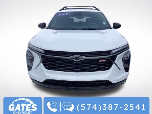 Used 2025 Chevrolet Trax RS w/ Sunroof Package image 2